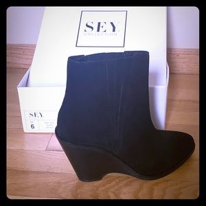 New in box Seychelles black suede wedge bootie sz6